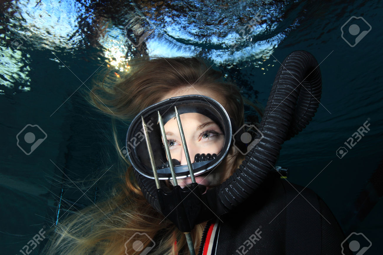 28675942-scuba-woman-with-spear-gun.jpg