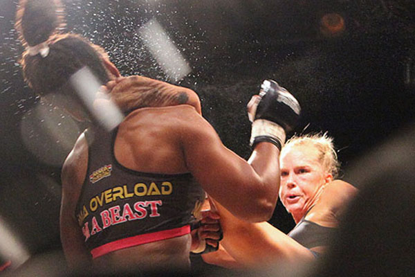 Legacy-21-Holly-Holm-acerta-chute-em-Allanna-Jones-Foto-Robert-LopezSherdog1.jpg