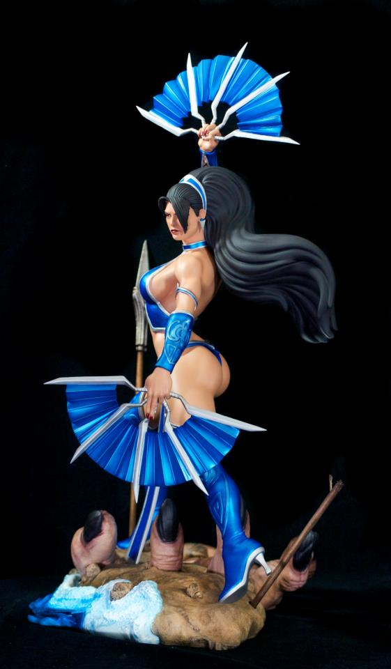 Mortal-Kombat-Kitana-Exclusive-Statue-010_1355322973.jpg