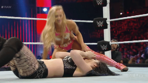paige vs summer 3 hurt after leg drop.gif